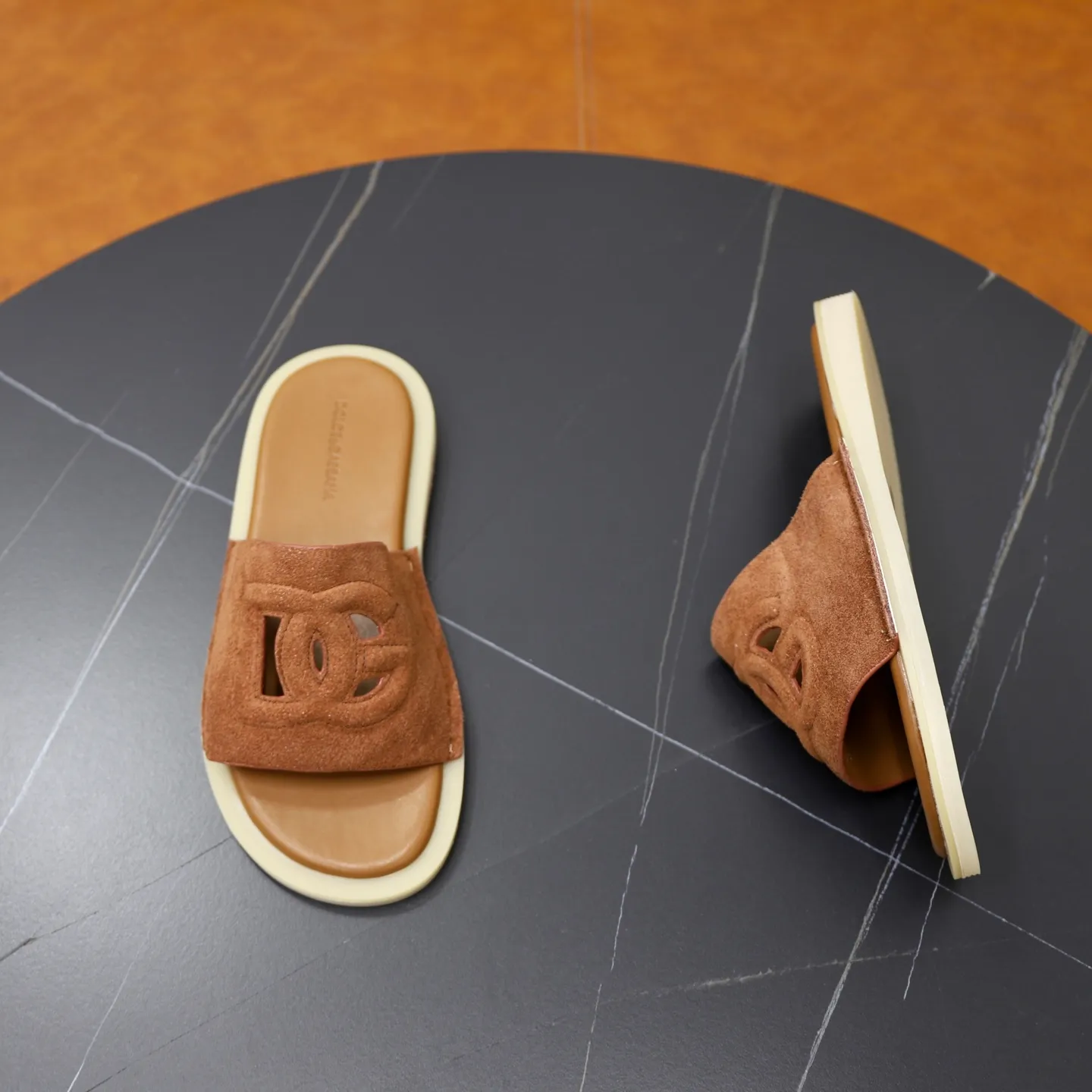 Ex-factory price: 340💰🙅‍♂️🙅‍♂️🙅‍♂️ Brand: DG Standard code: 38-44 (45 customized) Grade: Same as the official website Material: Original leather design Original lightweight wear-resistant molded outsole Style category: Men's fashion sandals Distinguished luxury brand elements Top luxury Color: Actual picture color